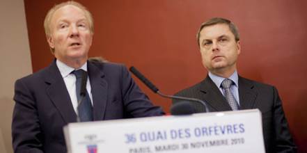 Brice Hortefeux, alors ministre de l'intérieur, et Christian Flaesch, directeur de la police judiciaire parisienne, au 36, quai des Orfèvres, siège de la Police judiciaire.